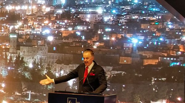 מייק אוונס רומז: בקרוב עוד הפתעה שתשמח את ישראל