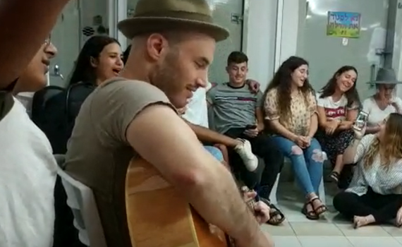 הופעה במקלט: נתן גושן הגיע לשמח את ילדי הדרום