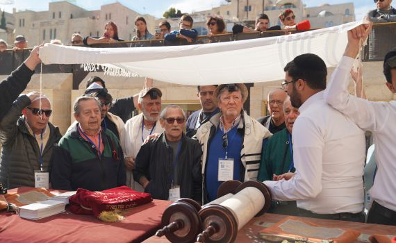 כמה ניצולי שואה חיים כיום בישראל?