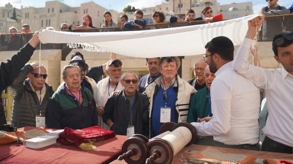כמה ניצולי שואה חיים כיום בישראל?