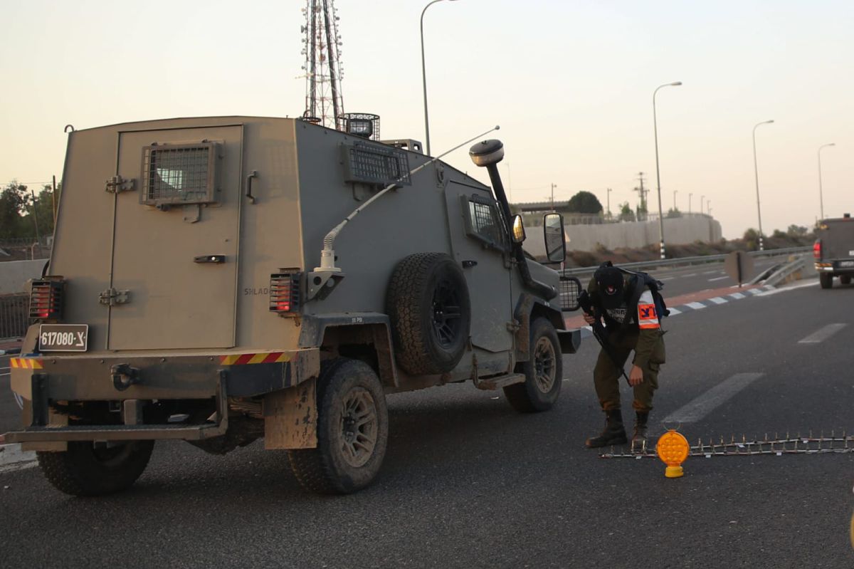 תיעוד: בקבוק תבערה מתלקח על ג'יפ בגבול עזה