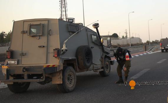 תיעוד: בקבוק תבערה מתלקח על ג'יפ בגבול עזה
