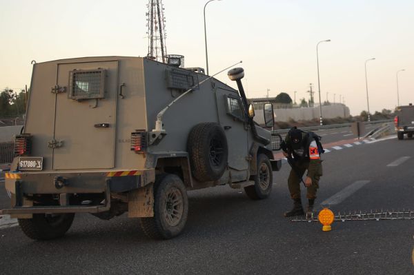 תיעוד: בקבוק תבערה מתלקח על ג'יפ בגבול עזה