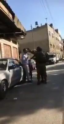 תיעוד: החיילים התעמתו עם פלסטיני שבנו זרק אבנים