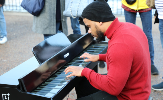 צפו: איך נשמע פסנתר שמורכב מ-17 סמארטפונים?
