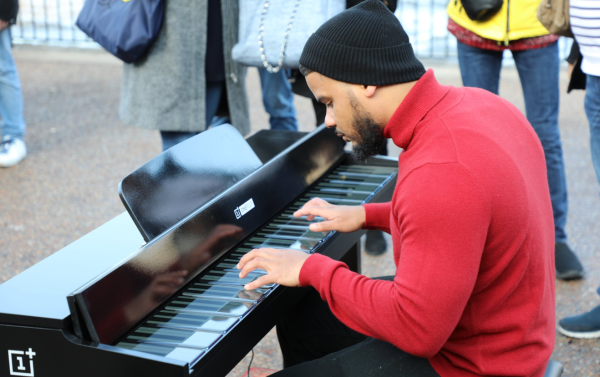 צפו: איך נשמע פסנתר שמורכב מ-17 סמארטפונים?
