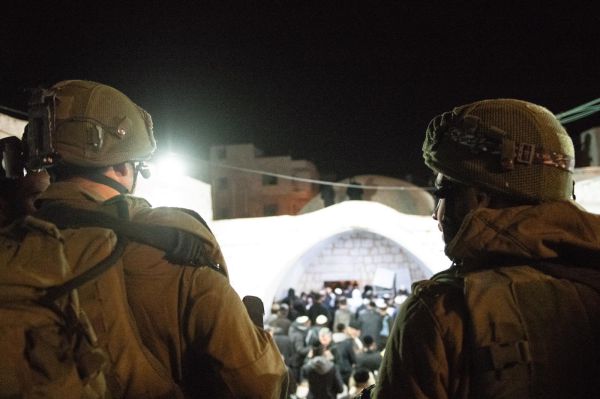 כ-1,400 מתפללים נכנסו לקבר יוסף הלילה