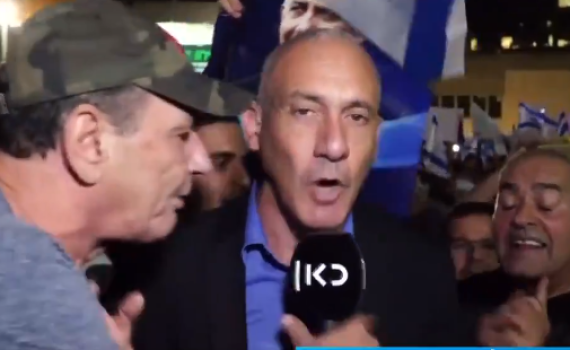 צפו: יריקות, קללות והפרעה לשידור כתב 'כאן' בהפגנה