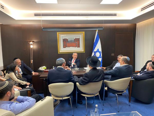 דרישה מנתניהו: הקמת צוות מו"מ ללחוץ על ליברמן