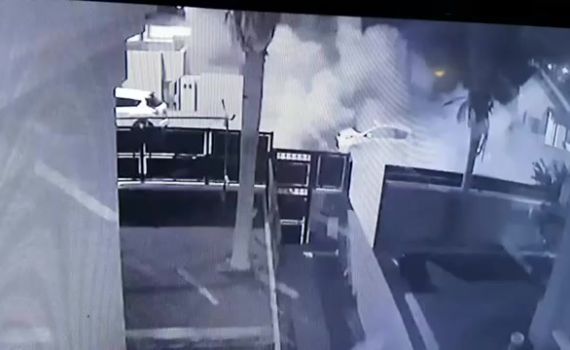 תיעוד: הרקטה פוגעת ישירות בבית, וגורמת לפיצוץ