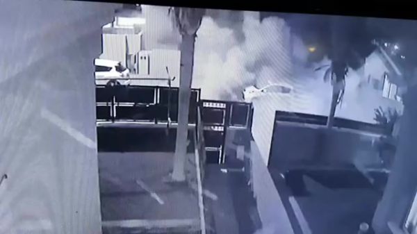 תיעוד: הרקטה פוגעת ישירות בבית, וגורמת לפיצוץ