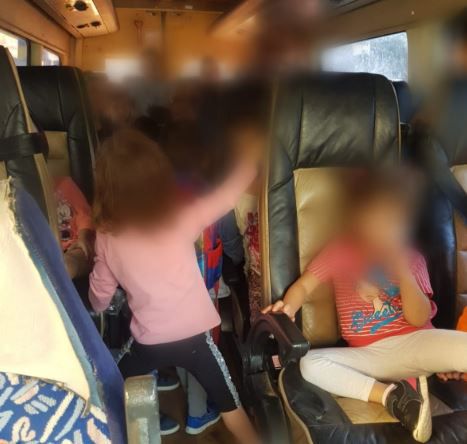 תיעוד • השוטרים לא האמינו: 28 ילדים ברכב