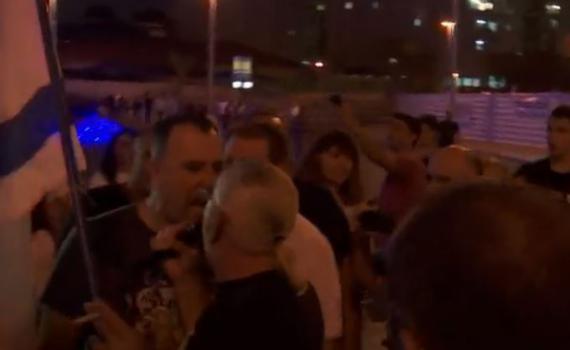 רמי ורד חבט במפגין והפיל אותו לרצפה. צפו