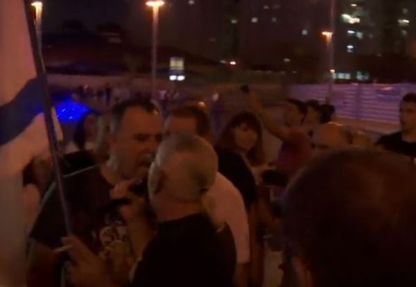 רמי ורד חבט במפגין והפיל אותו לרצפה. צפו