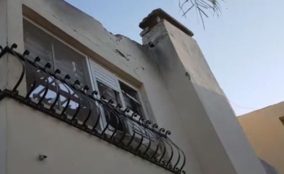 תיעוד הפגיעה הישירה בחצר הבית בשדרות. צפו