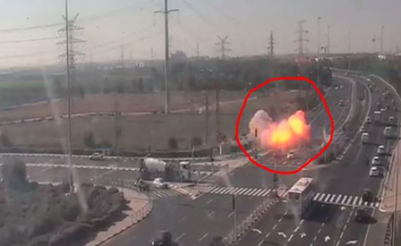 תיעוד דרמטי: רגע פגיעת הרקטה בצומת בדרום. צפו