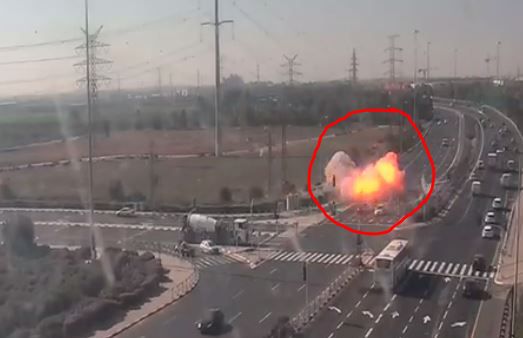 תיעוד דרמטי: רגע פגיעת הרקטה בצומת בדרום. צפו