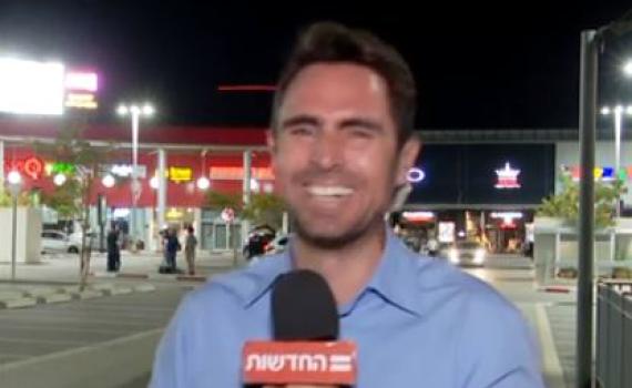 צפו: כתב חדשות 12 לא מצליח להפסיק לצחוק בשידור