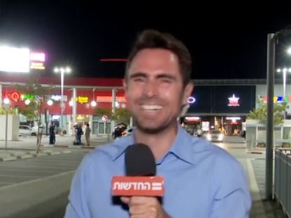צפו: כתב חדשות 12 לא מצליח להפסיק לצחוק בשידור