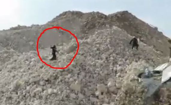 בלתי נתפס: שוטר מיידה אבנים על מפגין חרדי. צפו