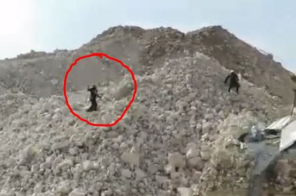 בלתי נתפס: שוטר מיידה אבנים על מפגין חרדי. צפו