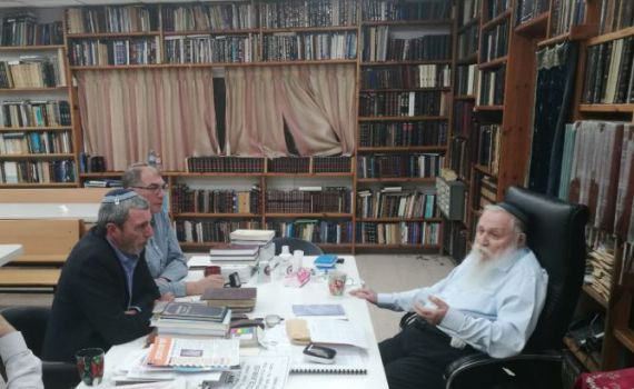 רגעי הכרעה: הרב רפי פרץ בהתייעצות עם הרב דרוקמן