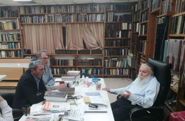 רגעי הכרעה: הרב רפי פרץ בהתייעצות עם הרב דרוקמן