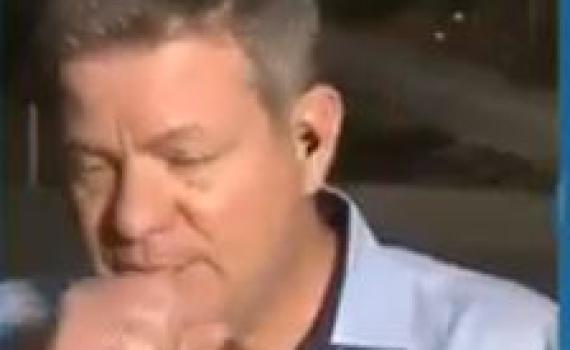 כתב 'כאן 11' בלע זבוב באמצע הדיווח. צפו