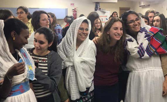 מאות סטודנטיות בסיגד במרכז האקדמי לב