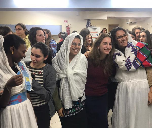 מאות סטודנטיות בסיגד במרכז האקדמי לב