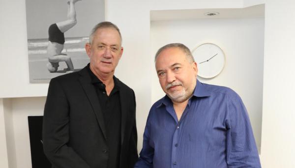 ליברמן לגנץ: "נתניהו לא יחתום איתך על הסכם"