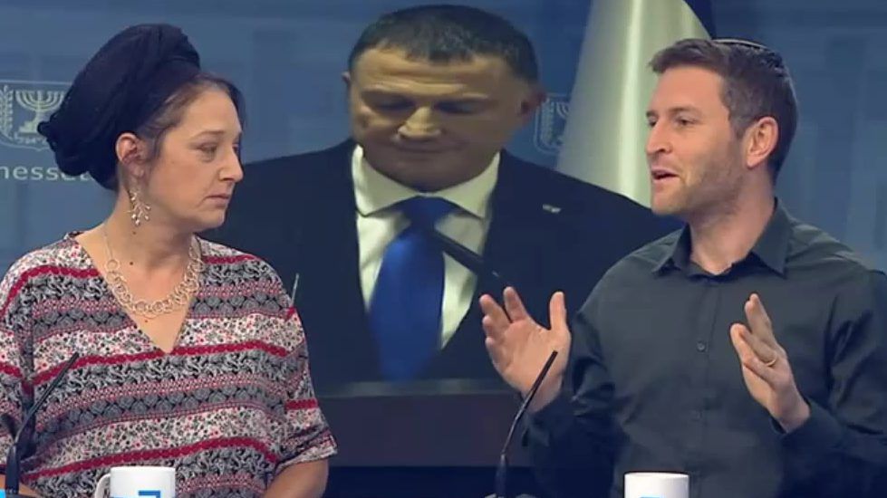 "רוב הכותבים במקור ראשון קוראים לנתניהו לפרוש".צפו