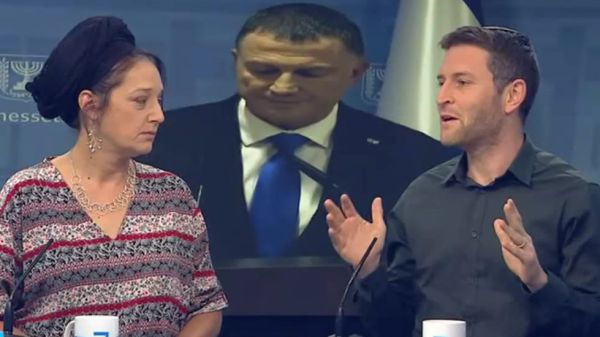 "רוב הכותבים במקור ראשון קוראים לנתניהו לפרוש".צפו