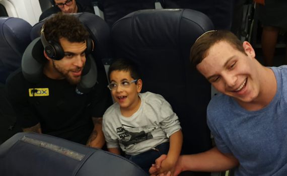 מרגש: קפטן מכבי שימח את הילד אוהד הקבוצה