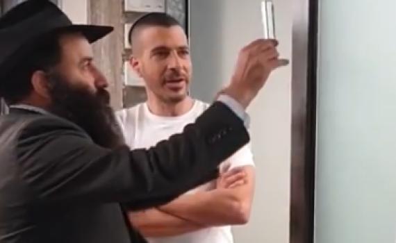 שרון גל קבע מזוזה באולפן "שנזכה למספרים טובים"