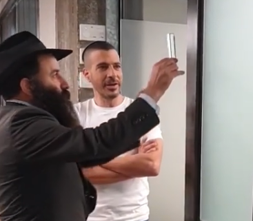 שרון גל קבע מזוזה באולפן "שנזכה למספרים טובים"