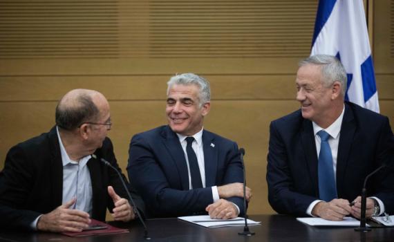 סקר ראשון מאז הודעת מנדלבליט: כחול לבן בשיא של מנדטים