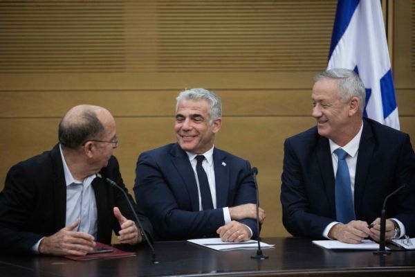 סקר ראשון מאז הודעת מנדלבליט: כחול לבן בשיא של מנדטים