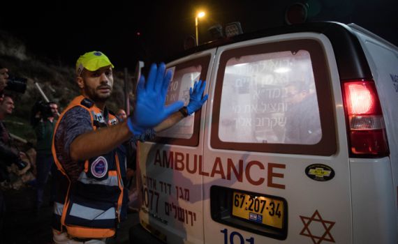 שני צעירים אותרו ללא רוח חיים בדירה בירושלים