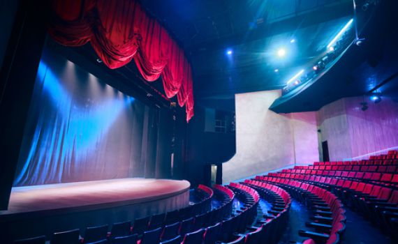 האם מותר ללכת לתיאטרון דתי מעורב?