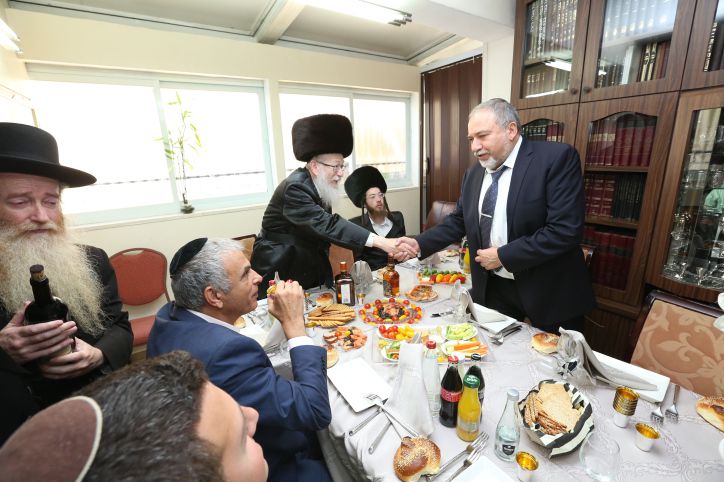 ליצמן: "אשב עם ליברמן בלית ברירה אך אחשוד בו"