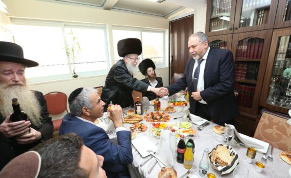 ליצמן: "אשב עם ליברמן בלית ברירה אך אחשוד בו"