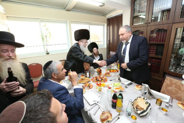 ליצמן: "אשב עם ליברמן בלית ברירה אך אחשוד בו"