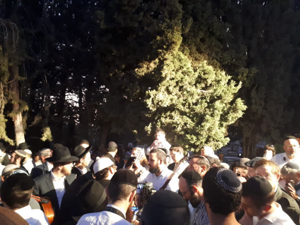 צפו • תיעוד מקברו: אזכרה מוזיקלית לרב שלמה קרליבך