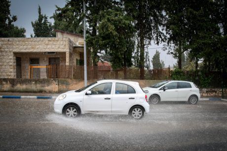 הטמפרטורות צונחות, הגשם חוזר: תחזית מזג האוויר לסופ"ש