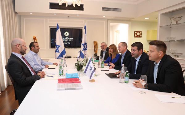 התקדמות משמעותית בין כחול לבן לישראל ביתנו