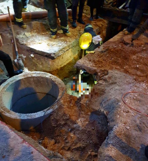 אדם נפל לבור ברמת גן ונלכד בתוכו