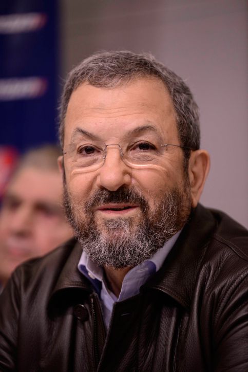 אהוד ברק הזהיר את נתניהו: מנדלבליט נאמן רק לעצמו