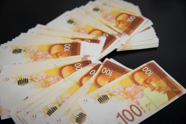 סוכנות בלומברג: "השקל יכול להפוך להשקעה טובה"