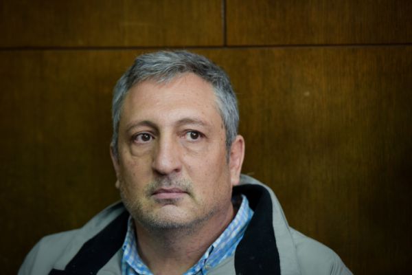 תיק 4000: גרסאות סותרות של ניר חפץ